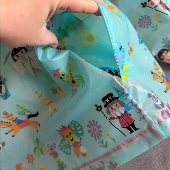Disney It’s a Small World Women’s Raincoat Sz Large New w/o tags - Picture 8 of 15